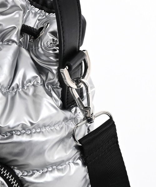 Narcissus(ナルシス)の「【2WAY】パディングボディバッグ(ショルダーバッグ・レディース・シルバー/ブラック・FREE)」の4枚目の写真