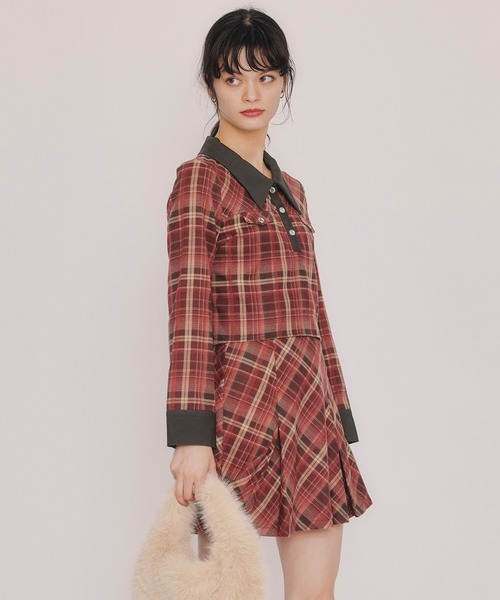 REDYAZEL(レディアゼル)の「バイアスチェックショートブラウス×プリーツミニスカートセットアップ(セットアップ・レディース・ブラック/ブルー/レッド・SMALL/MEDIUM)」の3枚目の写真