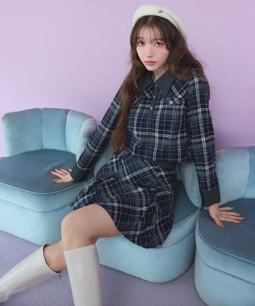 REDYAZEL(レディアゼル)の「バイアスチェックショートブラウス×プリーツミニスカートセットアップ(セットアップ・レディース・ブラック/ブルー/レッド・SMALL/MEDIUM)」の2枚目の写真