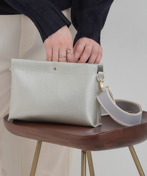 SHOO・LA・RUE(シューラルー)の「配色ベルトがアクセント 3層ショルダーバッグ(ショルダーバッグ・レディース・シルバー/アイボリー/ブラック・00)」の6枚目の写真