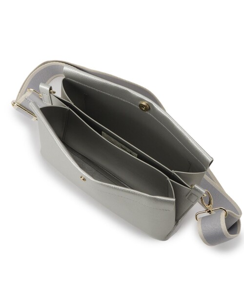 SHOO・LA・RUE(シューラルー)の「配色ベルトがアクセント 3層ショルダーバッグ(ショルダーバッグ・レディース・シルバー/アイボリー/ブラック・00)」の16枚目の写真