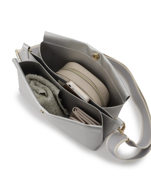 SHOO・LA・RUE(シューラルー)の「配色ベルトがアクセント 3層ショルダーバッグ(ショルダーバッグ・レディース・シルバー/アイボリー/ブラック・00)」の13枚目の写真