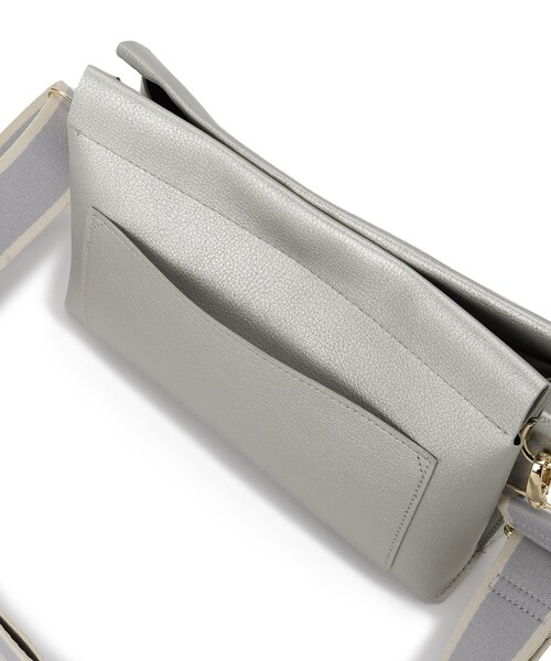 SHOO・LA・RUE(シューラルー)の「配色ベルトがアクセント 3層ショルダーバッグ(ショルダーバッグ・レディース・シルバー/アイボリー/ブラック・00)」の11枚目の写真