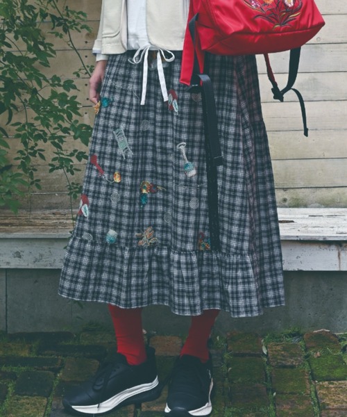 SUPER HAKKA（スーパーハッカ）の「SUPER　HAKKA×マツモトヨーコ　綿麻チェック「居心地のいい部屋で」オンケミ刺繍ティアードスカート（スカート・レディース・ブラック/ネイビー・FREE）」の2枚目の写真