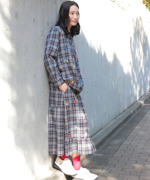 SUPER HAKKA（スーパーハッカ）の「SUPER　HAKKA×マツモトヨーコ　綿麻チェック「居心地のいい部屋で」オンケミ刺繍ティアードスカート（スカート・レディース・ブラック/ネイビー・FREE）」の7枚目の写真