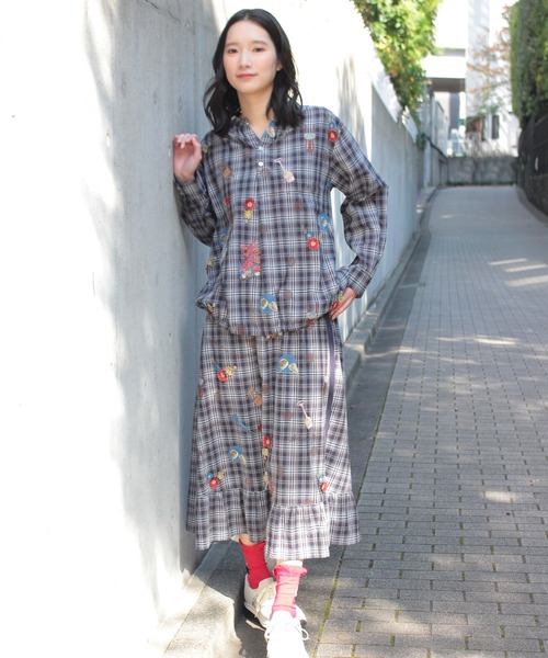 SUPER HAKKA（スーパーハッカ）の「SUPER　HAKKA×マツモトヨーコ　綿麻チェック「居心地のいい部屋で」オンケミ刺繍ティアードスカート（スカート・レディース・ブラック/ネイビー・FREE）」の6枚目の写真