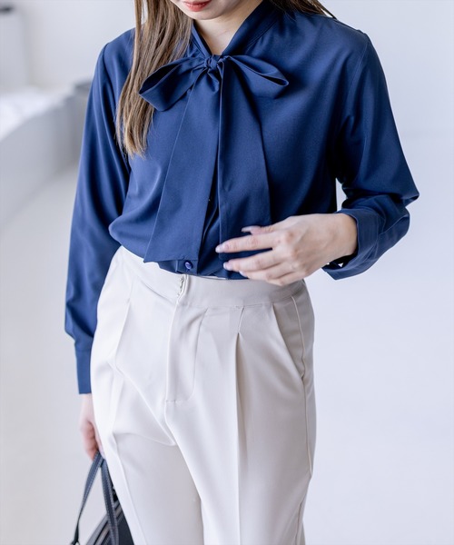 clear（クリア）の「マルチアソートボウタイリボンブラウス[オフィスカジュアル 着回し抜群 大人]≪新作≫（シャツ/ブラウス・レディース・ホワイト系その他/ネイビー/サックスブルー/オフホワイト/ブラック系その他・F）」の4枚目の写真