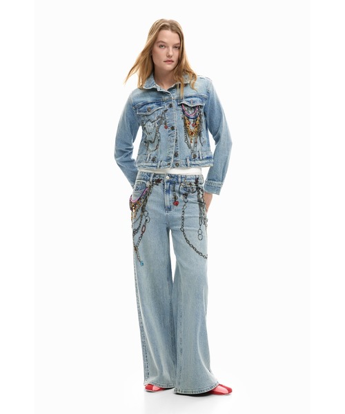 Desigual（デシグアル）の「チェーン柄プリント チャーム付きデニムジャケット（デニムジャケット・レディース・ブルー・XL/L/M/S/XS）」の2枚目の写真