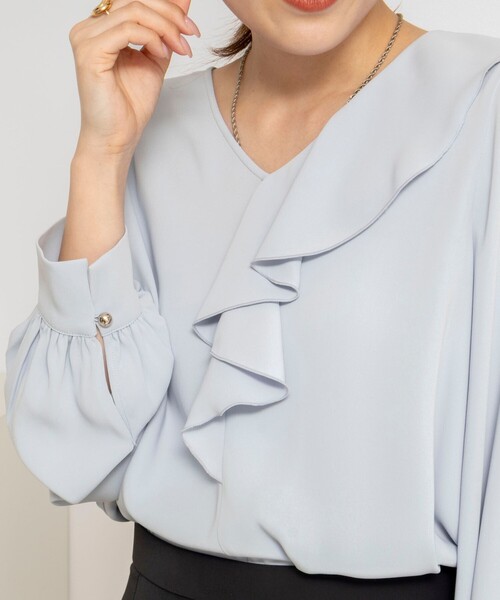 NOLLEY’S Sophi(ノーリーズソフィ)の「ウォッシャブルサテンアシンメトリーラッフルブラウス(シャツ/ブラウス・レディース・ネイビー/グレイッシュブルー/ホワイト・38/36)」の3枚目の写真