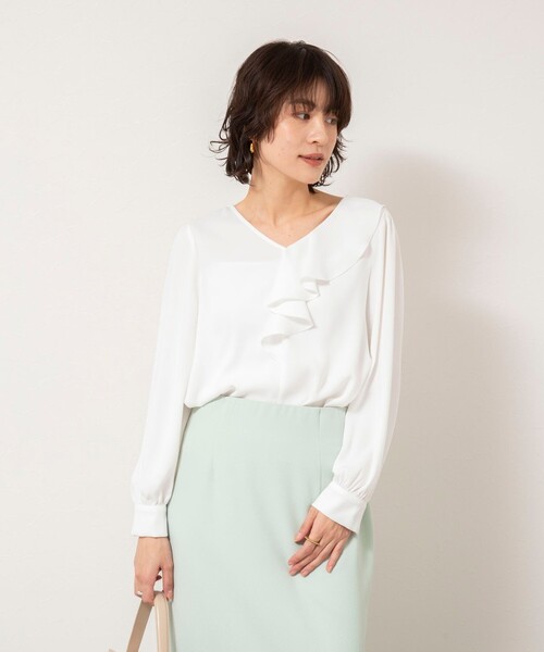 NOLLEY’S Sophi(ノーリーズソフィ)の「ウォッシャブルサテンアシンメトリーラッフルブラウス(シャツ/ブラウス・レディース・ネイビー/グレイッシュブルー/ホワイト・38/36)」の6枚目の写真