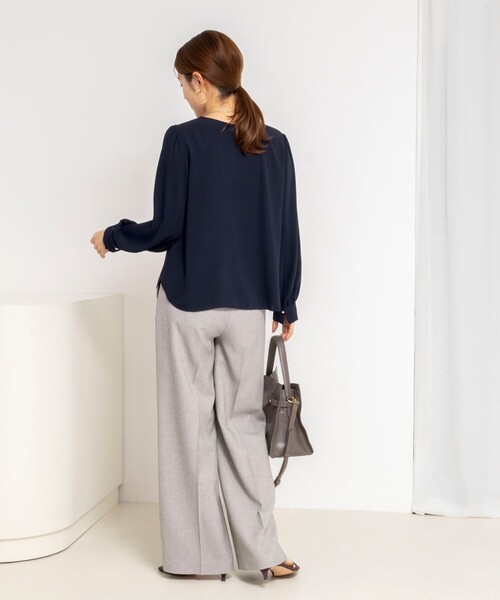 NOLLEY’S Sophi(ノーリーズソフィ)の「ウォッシャブルサテンアシンメトリーラッフルブラウス(シャツ/ブラウス・レディース・ネイビー/グレイッシュブルー/ホワイト・38/36)」の14枚目の写真