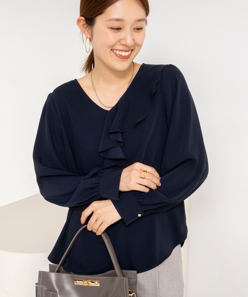 NOLLEY’S Sophi(ノーリーズソフィ)の「ウォッシャブルサテンアシンメトリーラッフルブラウス(シャツ/ブラウス・レディース・ネイビー/グレイッシュブルー/ホワイト・38/36)」の18枚目の写真