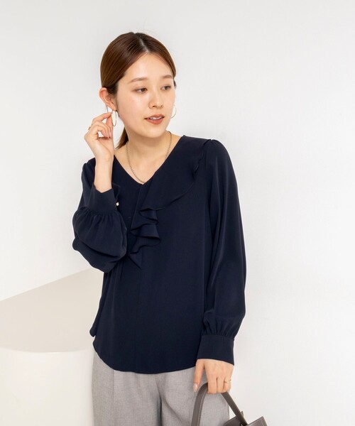 NOLLEY’S Sophi(ノーリーズソフィ)の「ウォッシャブルサテンアシンメトリーラッフルブラウス(シャツ/ブラウス・レディース・ネイビー/グレイッシュブルー/ホワイト・38/36)」の9枚目の写真