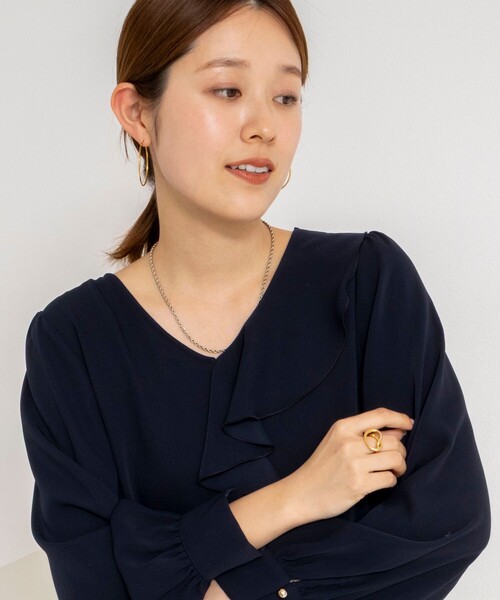 NOLLEY’S Sophi(ノーリーズソフィ)の「ウォッシャブルサテンアシンメトリーラッフルブラウス(シャツ/ブラウス・レディース・ネイビー/グレイッシュブルー/ホワイト・38/36)」の22枚目の写真
