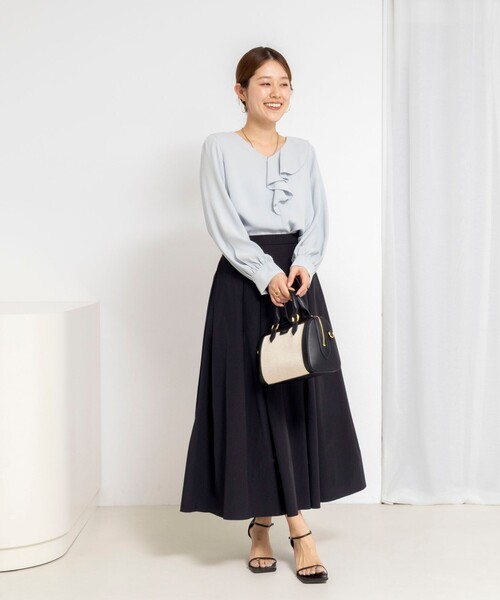 NOLLEY’S Sophi(ノーリーズソフィ)の「ウォッシャブルサテンアシンメトリーラッフルブラウス(シャツ/ブラウス・レディース・ネイビー/グレイッシュブルー/ホワイト・38/36)」の4枚目の写真