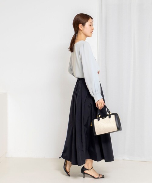 NOLLEY’S Sophi(ノーリーズソフィ)の「ウォッシャブルサテンアシンメトリーラッフルブラウス(シャツ/ブラウス・レディース・ネイビー/グレイッシュブルー/ホワイト・38/36)」の13枚目の写真