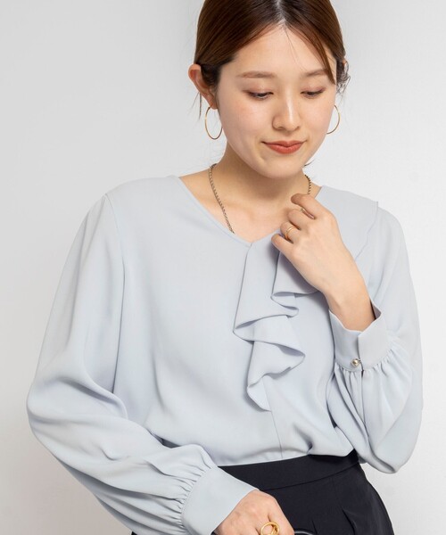 NOLLEY’S Sophi(ノーリーズソフィ)の「ウォッシャブルサテンアシンメトリーラッフルブラウス(シャツ/ブラウス・レディース・ネイビー/グレイッシュブルー/ホワイト・38/36)」の8枚目の写真