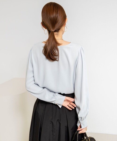 NOLLEY’S Sophi(ノーリーズソフィ)の「ウォッシャブルサテンアシンメトリーラッフルブラウス(シャツ/ブラウス・レディース・ネイビー/グレイッシュブルー/ホワイト・38/36)」の21枚目の写真
