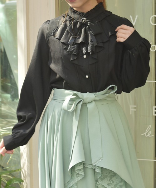 axes femme(アクシーズファム)の「リボンジャボブローチブラウス(シャツ/ブラウス・レディース・ホワイト/ブラック/サックスブルー・MEDIUM/LARGE)」の1枚目の写真