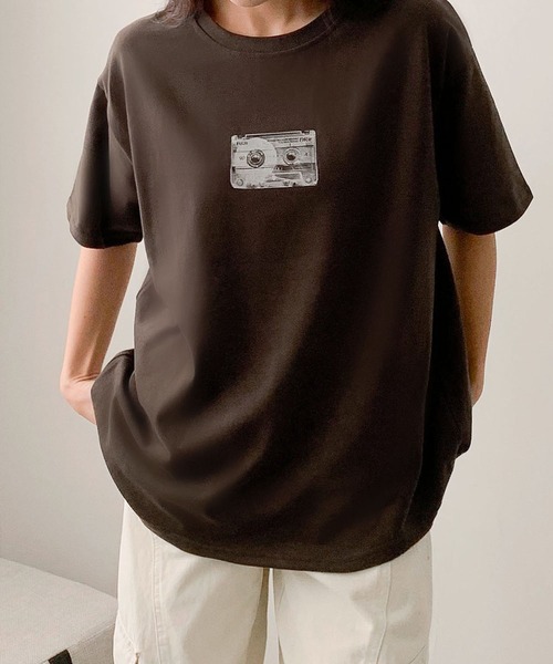LOWO(ロワ)の「モノクロプリントオーバーサイズTシャツ(Tシャツ/カットソー・レディース・ブラウン/ホワイト/チャコールグレー・FREE)」の3枚目の写真