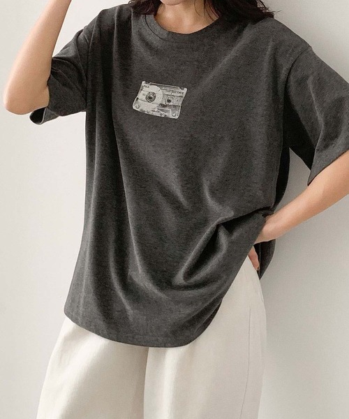 LOWO(ロワ)の「モノクロプリントオーバーサイズTシャツ(Tシャツ/カットソー・レディース・ブラウン/ホワイト/チャコールグレー・FREE)」の2枚目の写真