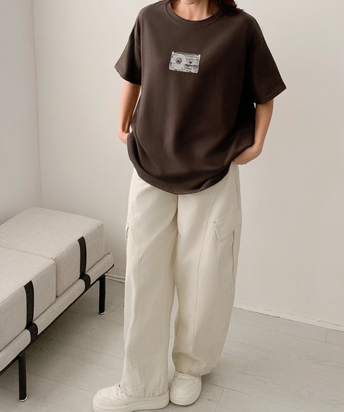LOWO(ロワ)の「モノクロプリントオーバーサイズTシャツ(Tシャツ/カットソー・レディース・ブラウン/ホワイト/チャコールグレー・FREE)」の9枚目の写真