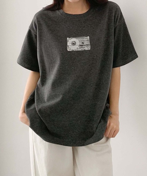LOWO(ロワ)の「モノクロプリントオーバーサイズTシャツ(Tシャツ/カットソー・レディース・ブラウン/ホワイト/チャコールグレー・FREE)」の16枚目の写真