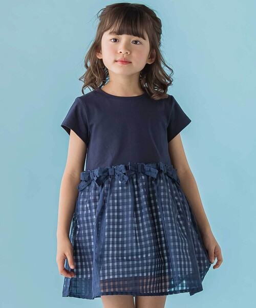 BeBe Petits Pois Vert(ベベプチポワヴェール)の「【店舗限定】天竺Tシャツ+ギンガムチェックドッキングワンピース(ワンピース・キッズ・ネイビー/ホワイト・150cm/110cm/120cm/100cm/140cm/130cm)」の1枚目の写真