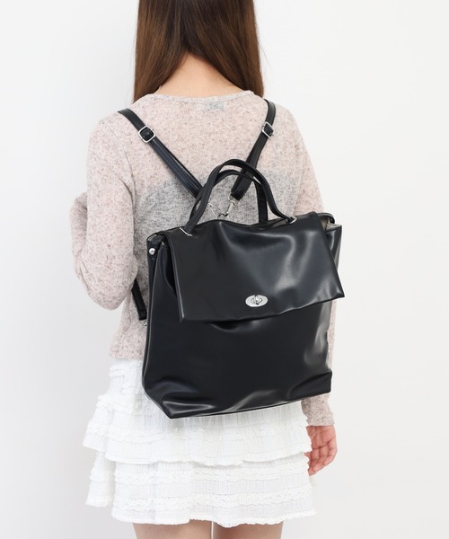 crossi(クロッシー)の「スムースフェイクレザー2WAYバッグ(バックパック/リュック・レディース・ブラック/ホワイト/シルバー・FREE)」の6枚目の写真