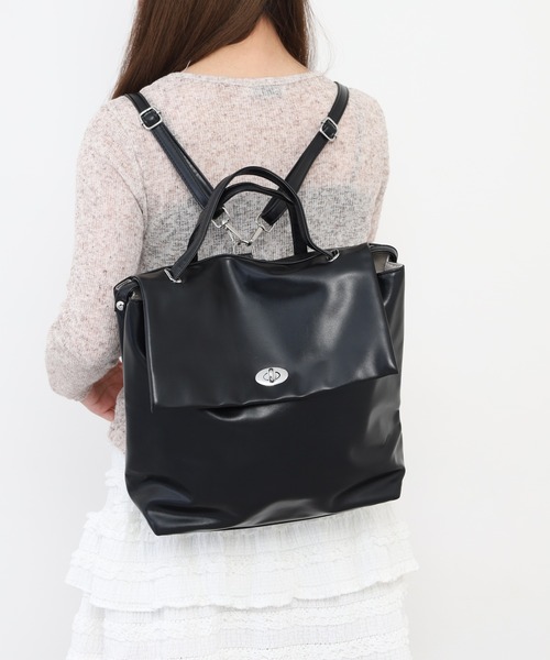 crossi(クロッシー)の「スムースフェイクレザー2WAYバッグ(バックパック/リュック・レディース・ブラック/ホワイト/シルバー・FREE)」の7枚目の写真