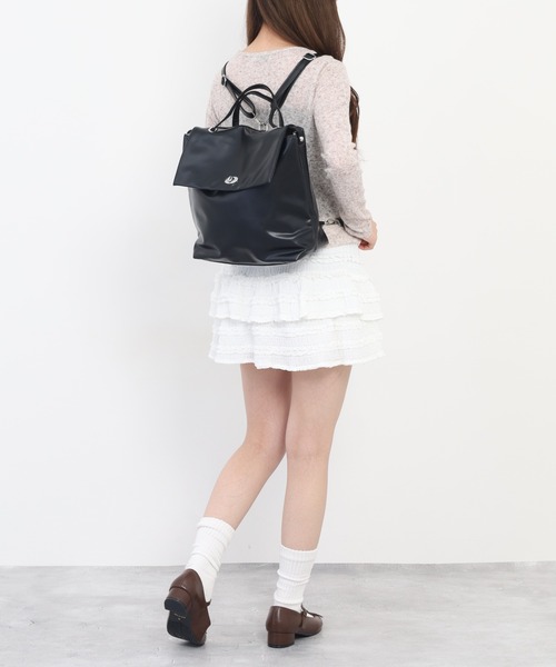 crossi(クロッシー)の「スムースフェイクレザー2WAYバッグ(バックパック/リュック・レディース・ブラック/ホワイト/シルバー・FREE)」の8枚目の写真