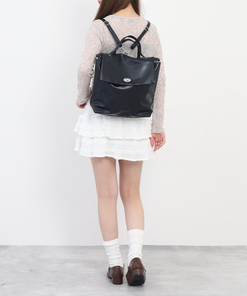 crossi(クロッシー)の「スムースフェイクレザー2WAYバッグ(バックパック/リュック・レディース・ブラック/ホワイト/シルバー・FREE)」の9枚目の写真