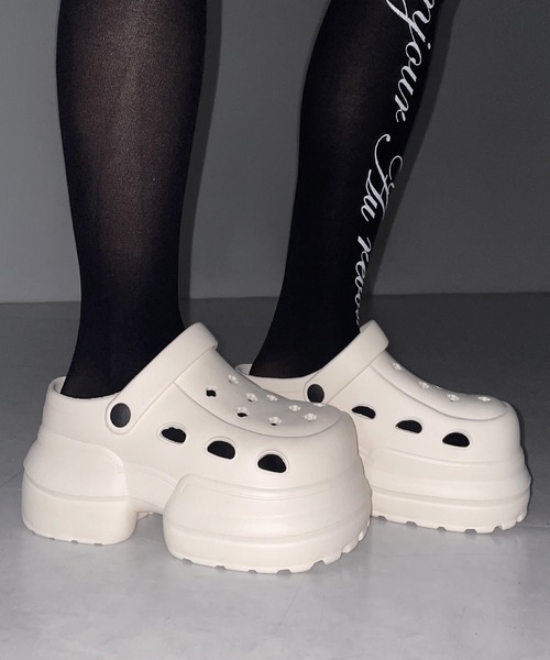 me+em select(ミームセレクト)の「厚底クロッグサンダル / Platform clog sandals(サンダル・レディース・ブラック/アイボリー・LARGE/MEDIUM/SMALL)」の15枚目の写真