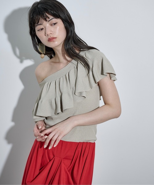THE YOn(ザヨン)の「ラッフルデザインリブニットノースリ(ニット/セーター・レディース・オレンジ/グレイッシュベージュ/ブラック/アイボリー・FREE)」の5枚目の写真