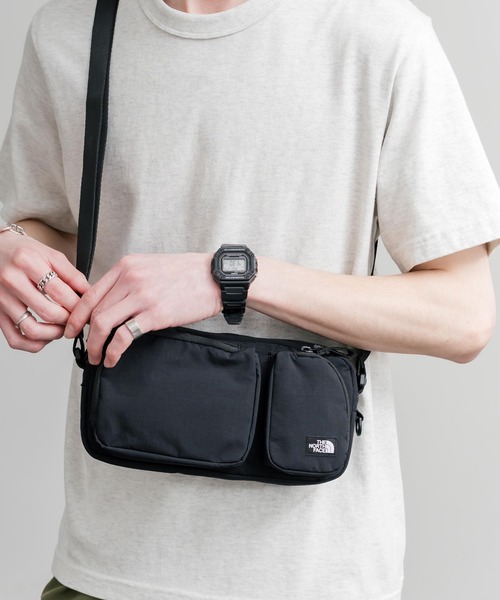 THE NORTH FACE(ザノースフェイス)の「THE NORTH FACE URBAN 2POCKET CROSS BAG 2ポケットクロスバッグ(ショルダーバッグ・メンズ・ライトベージュ/ブラック・FREE)」の3枚目の写真