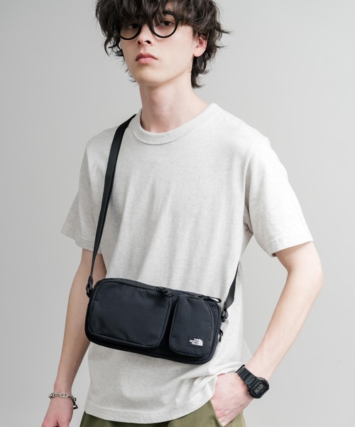 THE NORTH FACE(ザノースフェイス)の「THE NORTH FACE URBAN 2POCKET CROSS BAG 2ポケットクロスバッグ(ショルダーバッグ・メンズ・ライトベージュ/ブラック・FREE)」の4枚目の写真