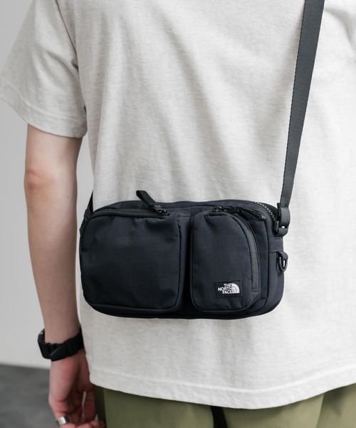 THE NORTH FACE(ザノースフェイス)の「THE NORTH FACE URBAN 2POCKET CROSS BAG 2ポケットクロスバッグ(ショルダーバッグ・メンズ・ライトベージュ/ブラック・FREE)」の6枚目の写真