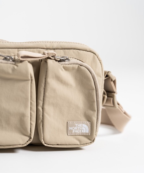 THE NORTH FACE(ザノースフェイス)の「THE NORTH FACE URBAN 2POCKET CROSS BAG 2ポケットクロスバッグ(ショルダーバッグ・メンズ・ライトベージュ/ブラック・FREE)」の18枚目の写真