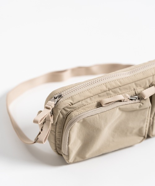 THE NORTH FACE(ザノースフェイス)の「THE NORTH FACE URBAN 2POCKET CROSS BAG 2ポケットクロスバッグ(ショルダーバッグ・メンズ・ライトベージュ/ブラック・FREE)」の19枚目の写真