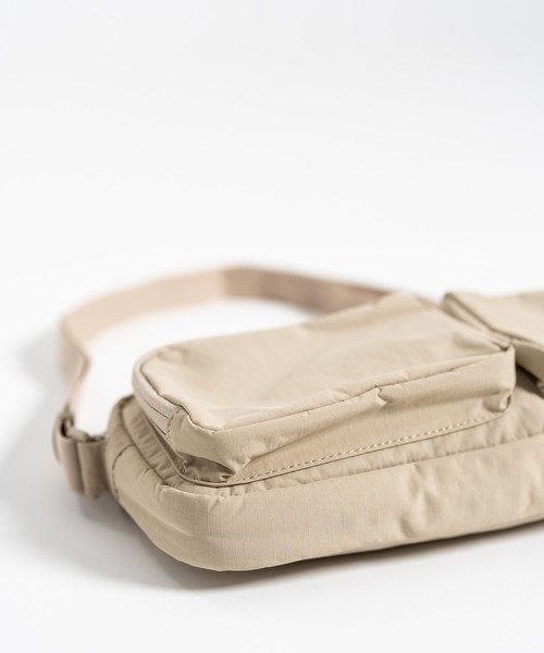 THE NORTH FACE(ザノースフェイス)の「THE NORTH FACE URBAN 2POCKET CROSS BAG 2ポケットクロスバッグ(ショルダーバッグ・メンズ・ライトベージュ/ブラック・FREE)」の22枚目の写真
