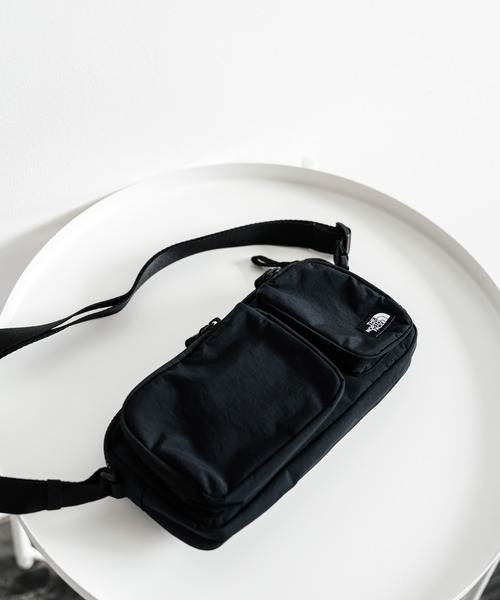 THE NORTH FACE(ザノースフェイス)の「THE NORTH FACE URBAN 2POCKET CROSS BAG 2ポケットクロスバッグ(ショルダーバッグ・メンズ・ライトベージュ/ブラック・FREE)」の16枚目の写真