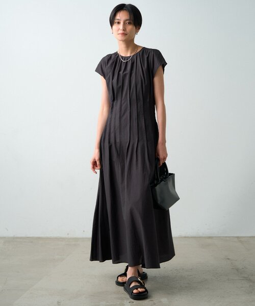 LOUNGEDRESS(ラウンジドレス)の「タックフレアワンピース(ワンピース・レディース・キャメル/ブラック・FREE)」の4枚目の写真