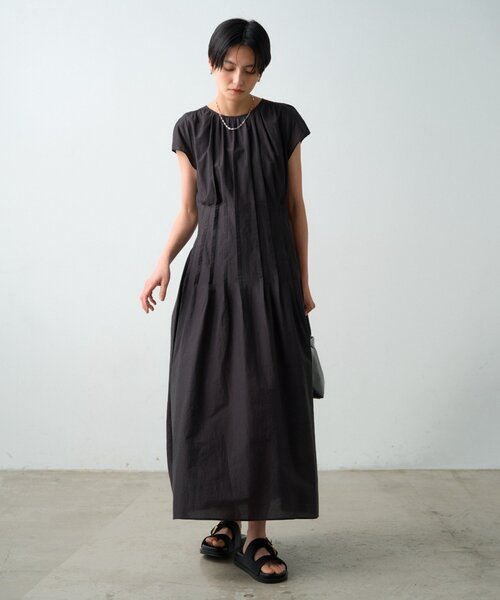 LOUNGEDRESS(ラウンジドレス)の「タックフレアワンピース(ワンピース・レディース・キャメル/ブラック・FREE)」の5枚目の写真