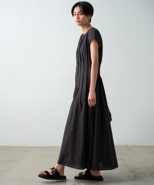 LOUNGEDRESS(ラウンジドレス)の「タックフレアワンピース(ワンピース・レディース・キャメル/ブラック・FREE)」の6枚目の写真