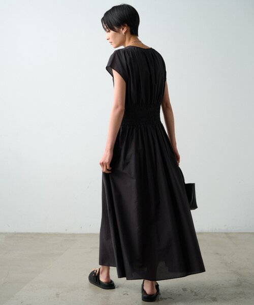 LOUNGEDRESS(ラウンジドレス)の「タックフレアワンピース(ワンピース・レディース・キャメル/ブラック・FREE)」の7枚目の写真