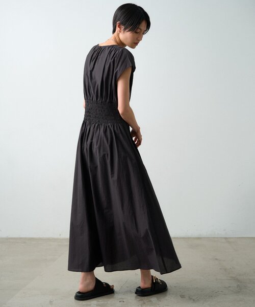 LOUNGEDRESS(ラウンジドレス)の「タックフレアワンピース(ワンピース・レディース・キャメル/ブラック・FREE)」の8枚目の写真