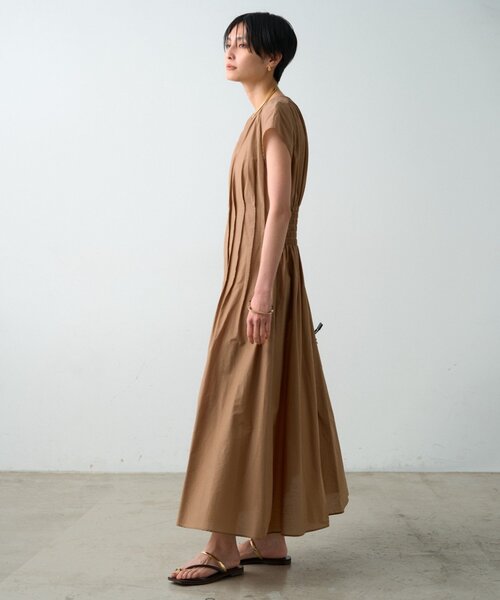 LOUNGEDRESS(ラウンジドレス)の「タックフレアワンピース(ワンピース・レディース・キャメル/ブラック・FREE)」の3枚目の写真