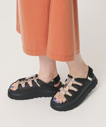 UGG（アグ）の「＜UGG＞ゴールデン グロウ トグル サンダル（サンダル）」