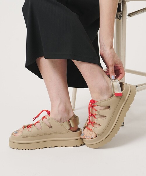 UGG(アグ)の「<UGG>ゴールデン グロウ トグル サンダル(サンダル・レディース・ベージュ/ブラック・7/8/6/5)」の22枚目の写真