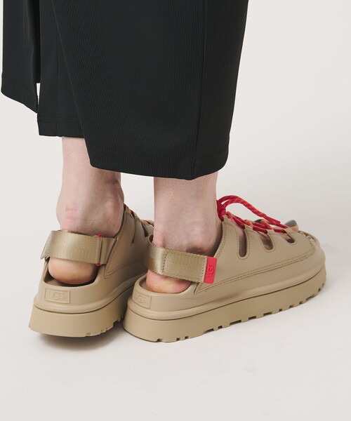 UGG(アグ)の「<UGG>ゴールデン グロウ トグル サンダル(サンダル・レディース・ベージュ/ブラック・7/8/6/5)」の21枚目の写真